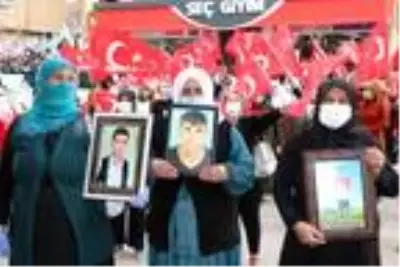 HDP'li milletvekili, kadınların teröre tepki eylemini engellemek istedi HDP'li milletvekili, kadınların teröre tepki eylemini engellemek istedi