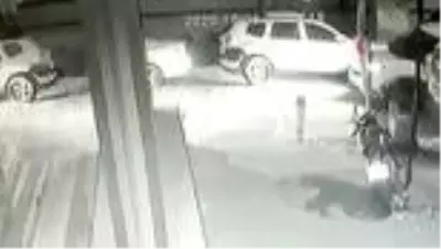 Hırsızlık zanlıları önce kameraya sonra polise yakalandı Hırsızlık zanlıları önce kameraya sonra polise yakalandı