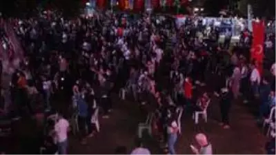 Şarkıcı Murat Dalkılıç'ın konserinde korona tedbirleri unutuldu