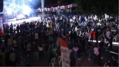 Şarkıcı Murat Dalkılıç'ın konserinde korona tedbirleri unutuldu