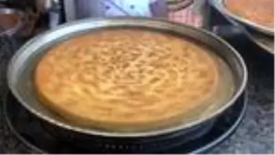 İş yeri açılışı için künefe ile mozaik kostümleri giyen çiftin temsili nikahıyla yapıldı İş yeri açılışı için künefe ile mozaik kostümleri giyen çiftin temsili nikahıyla yapıldı
