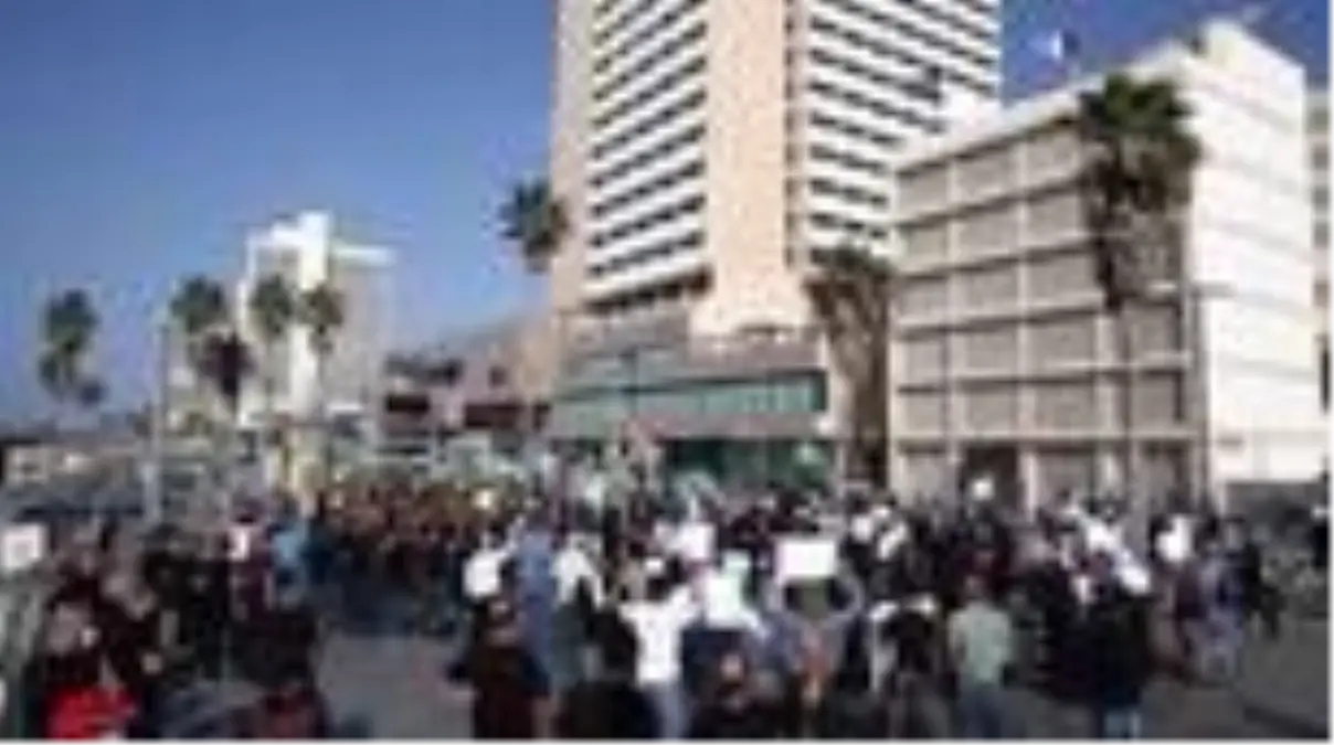 İsrail vatandaşı Filistinlilerden Tel Aviv'deki Fransa Büyükelçiliği önünde protesto - KUDÜS