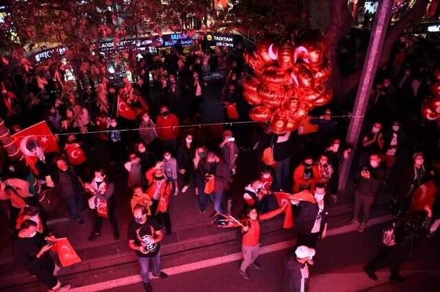 İstanbul'da vatandaşlar 19.23'te hep bir ağızdan İstiklal Marşı'nı okudu İstanbul'da vatandaşlar 19.23'te hep bir ağızdan İstiklal Marşı'nı okudu