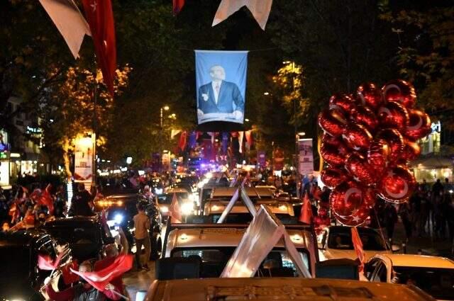 İstanbul'da vatandaşlar 19.23'te hep bir ağızdan İstiklal Marşı'nı okudu İstanbul'da vatandaşlar 19.23'te hep bir ağızdan İstiklal Marşı'nı okudu