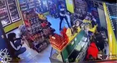 Son dakika haber! İzmir'de dehşet anları kamerada...7 kişi pompalı silah ve sopalarla tekel bayisini bastı Son dakika haber! İzmir'de dehşet anları kamerada...7 kişi pompalı silah ve sopalarla tekel bayisini bastı