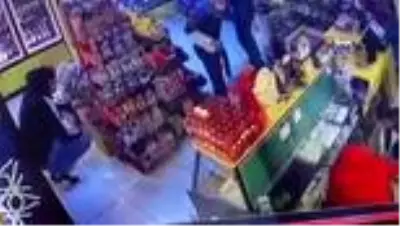 Son dakika haber! İzmir'de dehşet anları kamerada...7 kişi pompalı silah ve sopalarla tekel bayisini bastı Son dakika haber! İzmir'de dehşet anları kamerada...7 kişi pompalı silah ve sopalarla tekel bayisini bastı