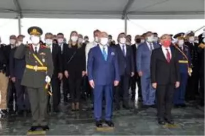 İzmir'de yağmur altında Cumhuriyet Bayramı coşkusu İzmir'de yağmur altında Cumhuriyet Bayramı coşkusu