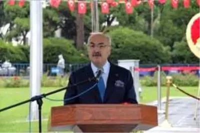 İzmir'de yağmur altında Cumhuriyet Bayramı coşkusu İzmir'de yağmur altında Cumhuriyet Bayramı coşkusu
