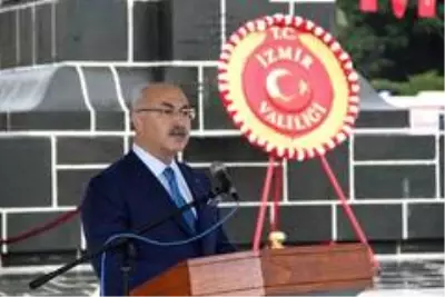İzmir'de yağmur altında Cumhuriyet Bayramı coşkusu İzmir'de yağmur altında Cumhuriyet Bayramı coşkusu