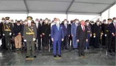 İzmir'de yağmur altında Cumhuriyet Bayramı coşkusu İzmir'de yağmur altında Cumhuriyet Bayramı coşkusu
