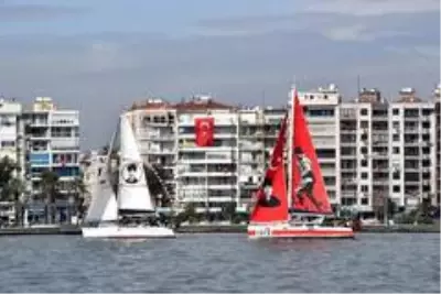 İzmir Körfezi'ndeki teknelerden 'Cumhuriyet' selamı İzmir Körfezi'ndeki teknelerden 'Cumhuriyet' selamı