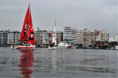 İzmir Körfezi'ndeki teknelerden 'Cumhuriyet' selamı İzmir Körfezi'ndeki teknelerden 'Cumhuriyet' selamı