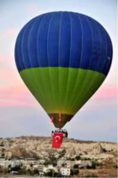 Kapadokya'da balonlar, Türk bayrakları ile havalandı Kapadokya'da balonlar, Türk bayrakları ile havalandı