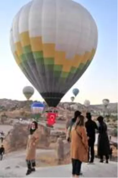 Kapadokya'da balonlar, Türk bayrakları ile havalandı Kapadokya'da balonlar, Türk bayrakları ile havalandı