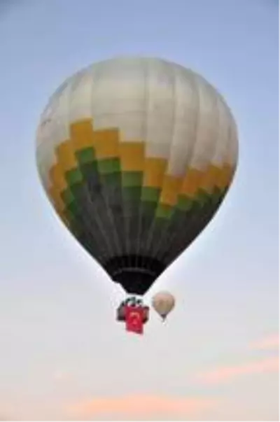Kapadokya'da balonlar, Türk bayrakları ile havalandı Kapadokya'da balonlar, Türk bayrakları ile havalandı