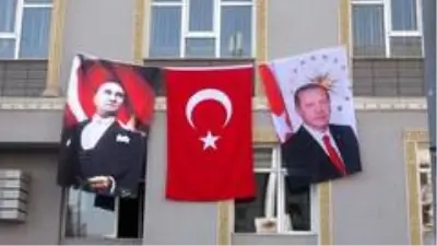 Son dakika haberleri | Katlanan Atatürk posteri için seferber oldular Son dakika haberleri | Katlanan Atatürk posteri için seferber oldular