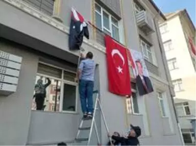 Son dakika haberleri | Katlanan Atatürk posteri için seferber oldular Son dakika haberleri | Katlanan Atatürk posteri için seferber oldular