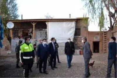 Kaymakam Çelik, depremden zarar gören köylerde incelemelerde bulundu Kaymakam Çelik, depremden zarar gören köylerde incelemelerde bulundu