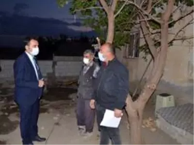 Kaymakam Çelik, depremden zarar gören köylerde incelemelerde bulundu Kaymakam Çelik, depremden zarar gören köylerde incelemelerde bulundu