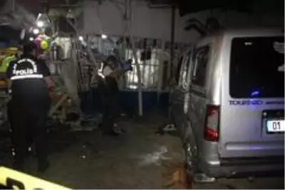 Kontrolden çıkan araç yemek yiyenlerin arasına daldı Kontrolden çıkan araç yemek yiyenlerin arasına daldı