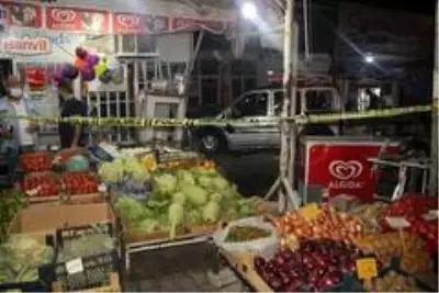 Kontrolden çıkan araç yemek yiyenlerin arasına daldı Kontrolden çıkan araç yemek yiyenlerin arasına daldı