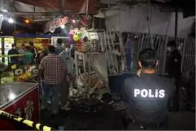 Kontrolden çıkan araç yemek yiyenlerin arasına daldı Kontrolden çıkan araç yemek yiyenlerin arasına daldı