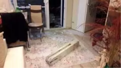 Güzelçamlı'da kontrolden çıkan kamyonet, evin bahçesine girdi Güzelçamlı'da kontrolden çıkan kamyonet, evin bahçesine girdi
