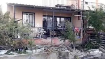 Güzelçamlı'da kontrolden çıkan kamyonet, evin bahçesine girdi Güzelçamlı'da kontrolden çıkan kamyonet, evin bahçesine girdi