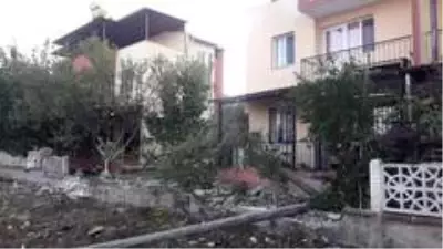 Güzelçamlı'da kontrolden çıkan kamyonet, evin bahçesine girdi Güzelçamlı'da kontrolden çıkan kamyonet, evin bahçesine girdi