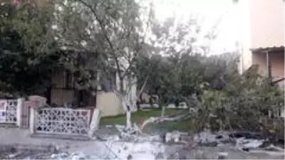 Güzelçamlı'da kontrolden çıkan kamyonet, evin bahçesine girdi Güzelçamlı'da kontrolden çıkan kamyonet, evin bahçesine girdi