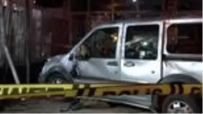 Kontrolden çıkan araç yemek yiyenlerin arasına daldı Kontrolden çıkan araç yemek yiyenlerin arasına daldı