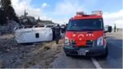 Konya'da minibüs devrildi: 12 yaralı Konya'da minibüs devrildi: 12 yaralı