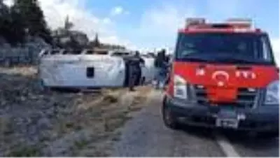 Konya'da minibüs devrildi: 12 yaralı Konya'da minibüs devrildi: 12 yaralı