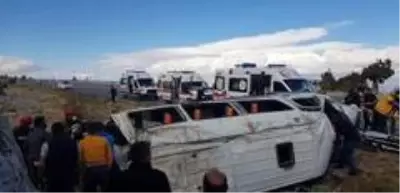 Konya'da minibüs devrildi: 12 yaralı Konya'da minibüs devrildi: 12 yaralı