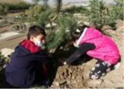 Koronavirüsle mücadelede hayatını kaybeden sağlıkçıların isimleri fidanlara verildi