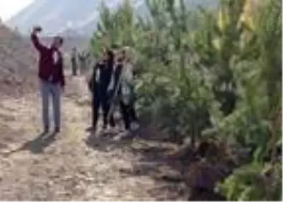 Koronavirüsle mücadelede hayatını kaybeden sağlıkçıların isimleri fidanlara verildi