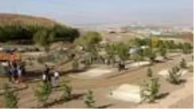 Koronavirüsle mücadelede hayatını kaybeden sağlıkçıların isimleri fidanlara verildi