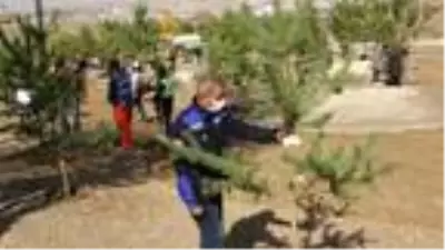 Koronavirüsle mücadelede hayatını kaybeden sağlıkçıların isimleri fidanlara verildi