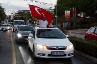 Kuşadası'nda konvoylu kutlama Kuşadası'nda konvoylu kutlama