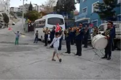 Kuşadası'ndaki Cumhuriyet coşkusu yağmur altında devam etti Kuşadası'ndaki Cumhuriyet coşkusu yağmur altında devam etti