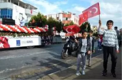 Kuşadası'ndaki Cumhuriyet coşkusu yağmur altında devam etti Kuşadası'ndaki Cumhuriyet coşkusu yağmur altında devam etti
