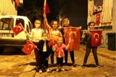 Komşular bayramı balkonlarda kutladı Komşular bayramı balkonlarda kutladı