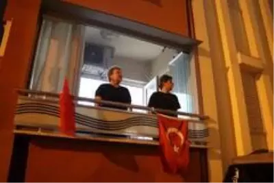Komşular bayramı balkonlarda kutladı Komşular bayramı balkonlarda kutladı