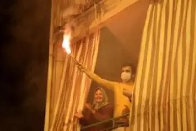 Komşular bayramı balkonlarda kutladı Komşular bayramı balkonlarda kutladı
