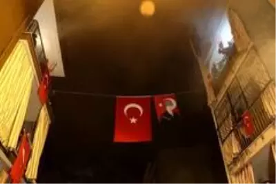 Komşular bayramı balkonlarda kutladı Komşular bayramı balkonlarda kutladı