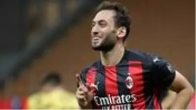 Manchester United, Milan'lı Hakan Çalhanoğlu'na sözleşme önermeyi düşünüyor Manchester United, Milan'lı Hakan Çalhanoğlu'na sözleşme önermeyi düşünüyor