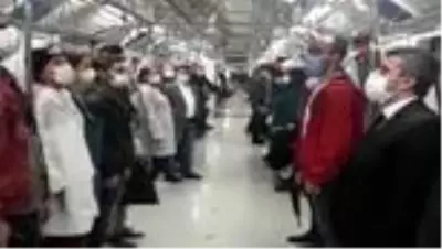 Metroda 19.23'te okunan İstiklal Marşı'na yolcular da eşlik etti Metroda 19.23'te okunan İstiklal Marşı'na yolcular da eşlik etti