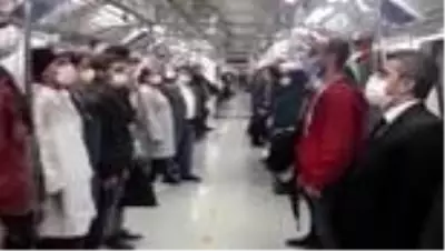 Metroda 19.23'te okunan İstiklal Marşı'na yolcular da eşlik etti Metroda 19.23'te okunan İstiklal Marşı'na yolcular da eşlik etti