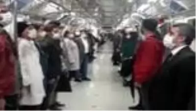 Metroda 19.23'te okunan İstiklal Marşı'na yolcular da eşlik etti Metroda 19.23'te okunan İstiklal Marşı'na yolcular da eşlik etti
