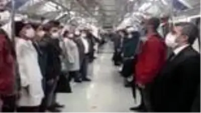 Metroda 19.23'te okunan İstiklal Marşı'na yolcular da eşlik etti Metroda 19.23'te okunan İstiklal Marşı'na yolcular da eşlik etti